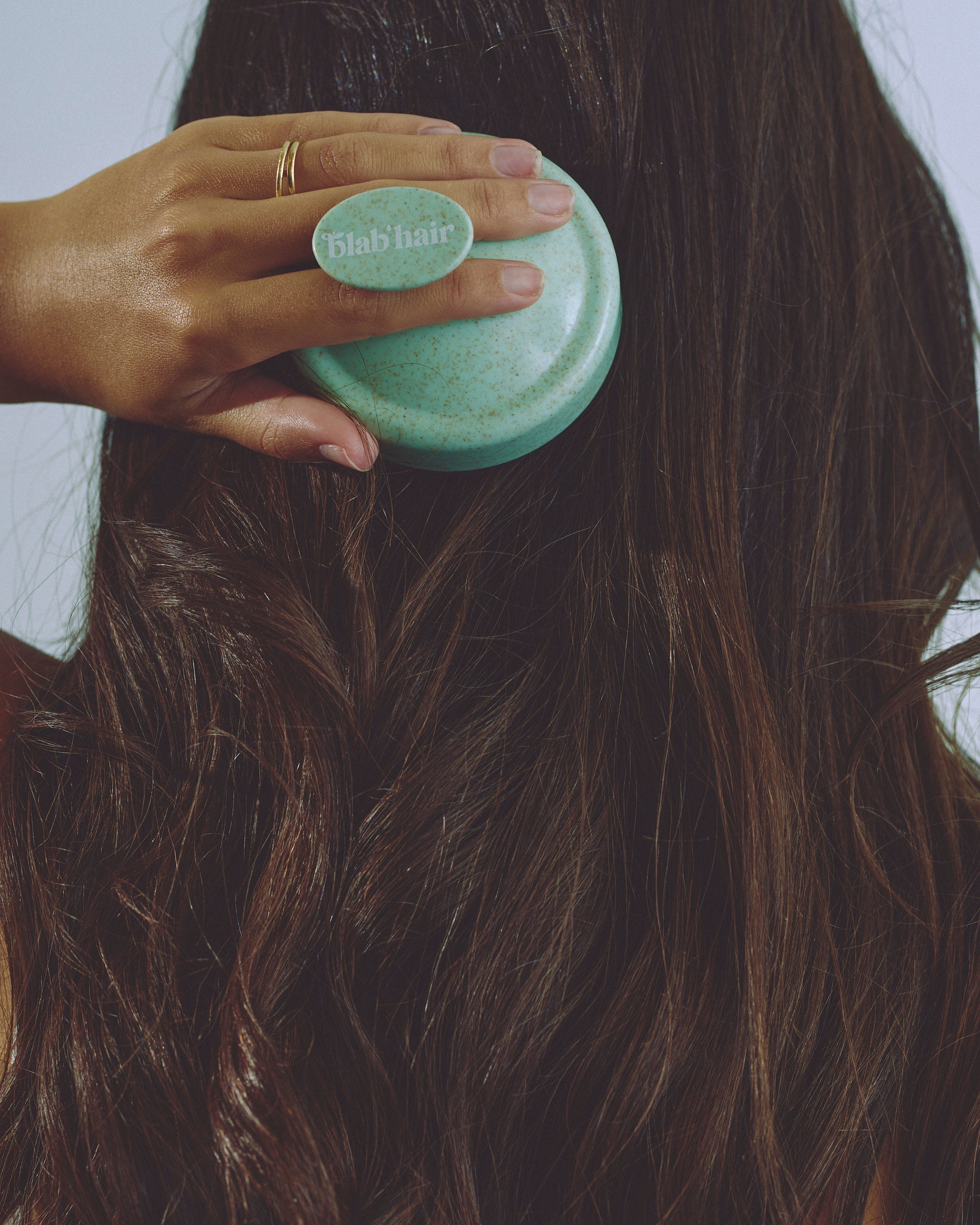 Brosse massage cuir chevelu pour stimuler la pousse des cheveux - Save –  Secrets de Simone